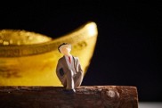 期货夜盘几点能入金？老张买黄金的闲钱这样投